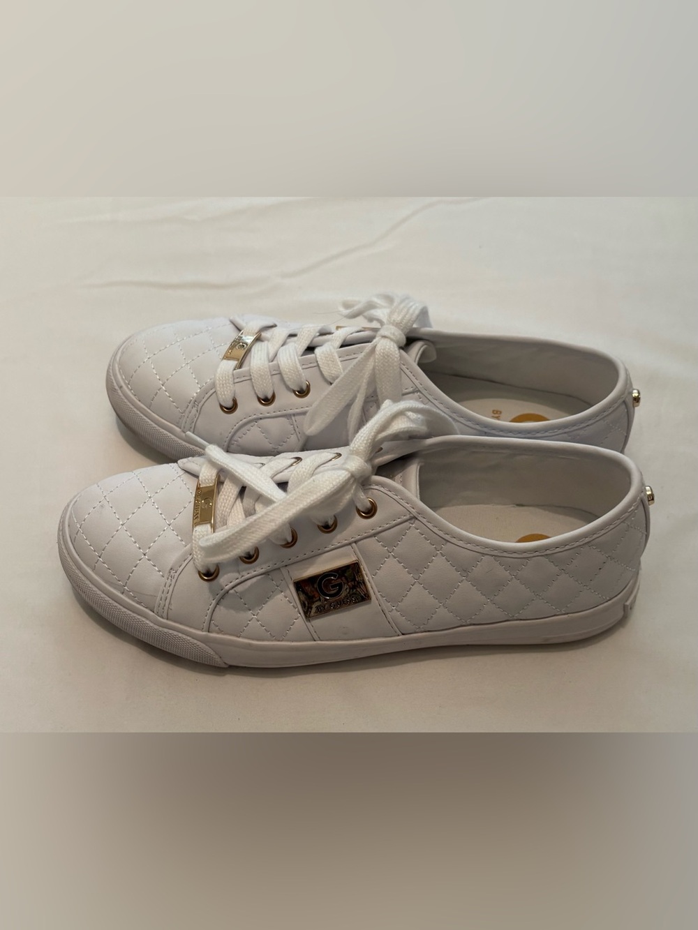 Ladies G is for Guess BACKER2 Quilted Tennis Shoes Size 7.5M - Picture 4 of 8
